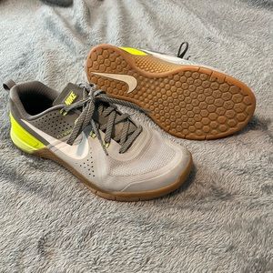 Lifting shoes
